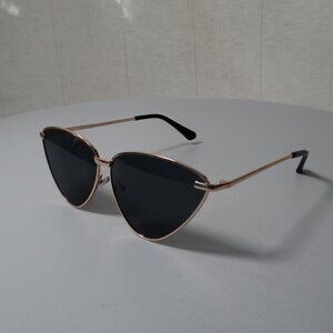 🕶 Thin gold framed large cat eyed sun glasses